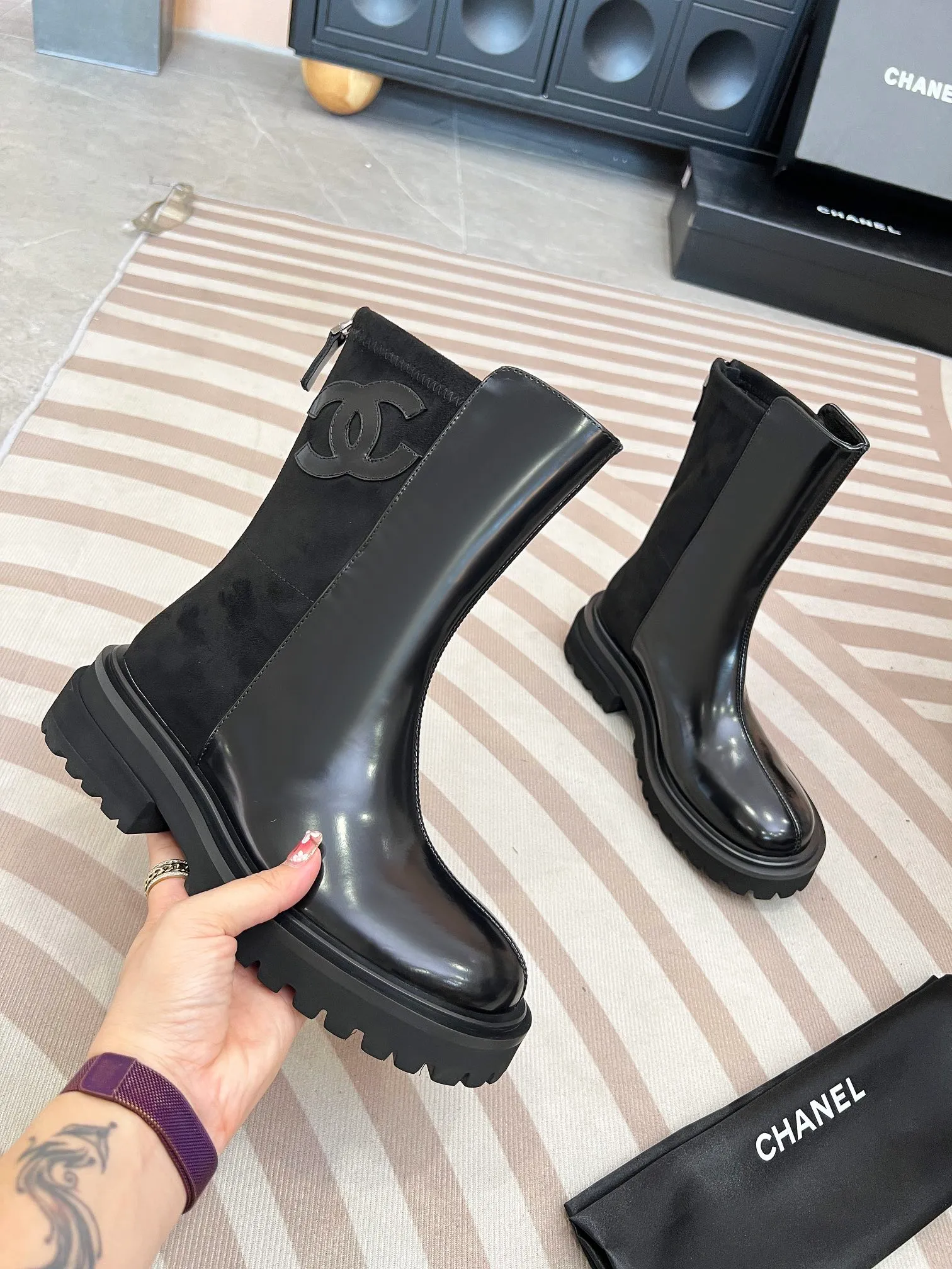 👟👟Ex-factory price 600👟👟 CHANEL* Chanel* new autumn and winter style. These letter knight boots are really a representative of handsome fashion. The double C electro-embroidered logo on the boot tube is low-key yet luxurious! Simple, fashionable, individual and grand! The natural and smooth beauty has a beauty that amazes the time. You should also show off your long legs in winter ~ Upper: calfskin/open edge beads Inner: sheepskin lining Size: 35-41
